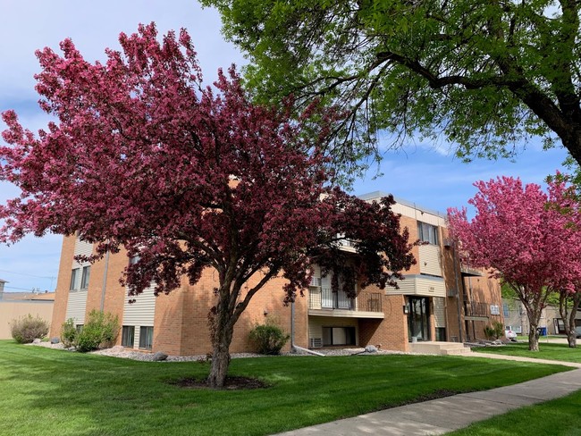 Dakota Arms & Gardens - Silver Leaf Apartments (North Fargo)