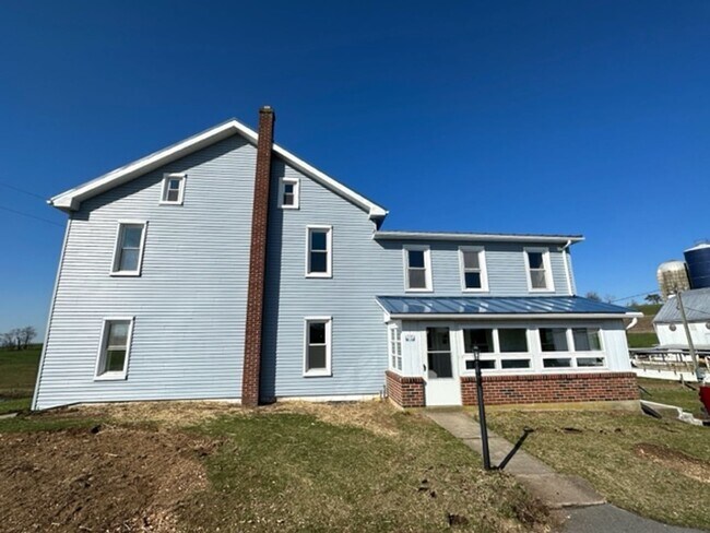 Building Photo - Four Bedroom 1.5 Bath Farm House in Hamburg