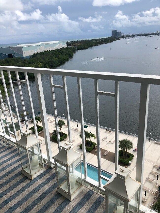 Building Photo - 300 Bayview Dr