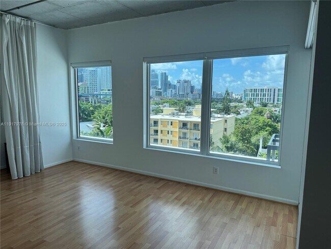 Foto del edificio - 10 SW South River Dr