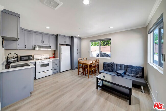 Foto del edificio - 5843 Vanalden Ave