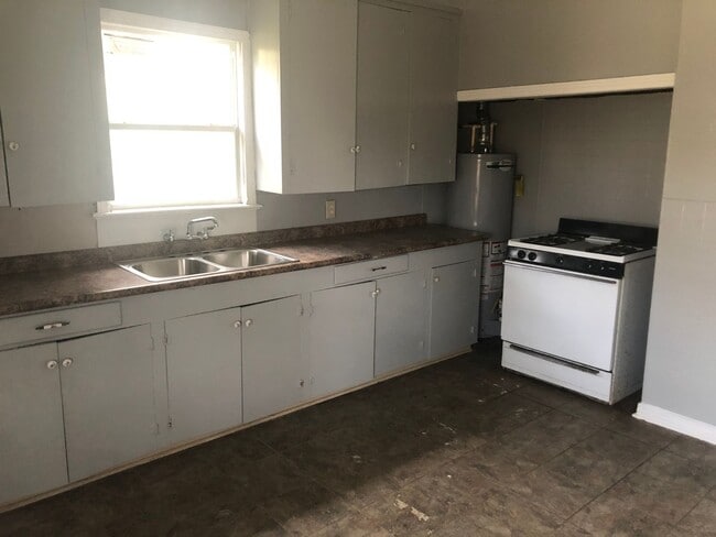Building Photo - MUST SEE GARAGE APARTMENT