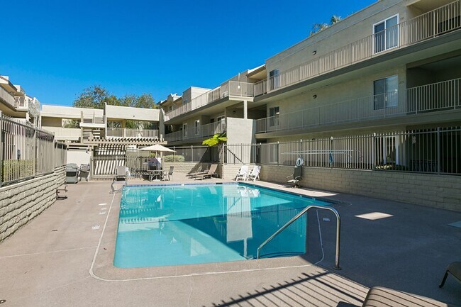 Foto del edificio - Vacant and Ready, Del Mar Bluffs, West of I-5, Minutes to Beaches and Del Mar