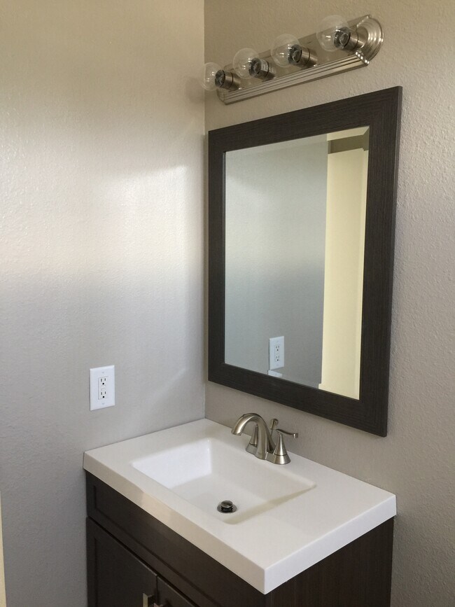 Baño de invitados - 10678 Walnut St