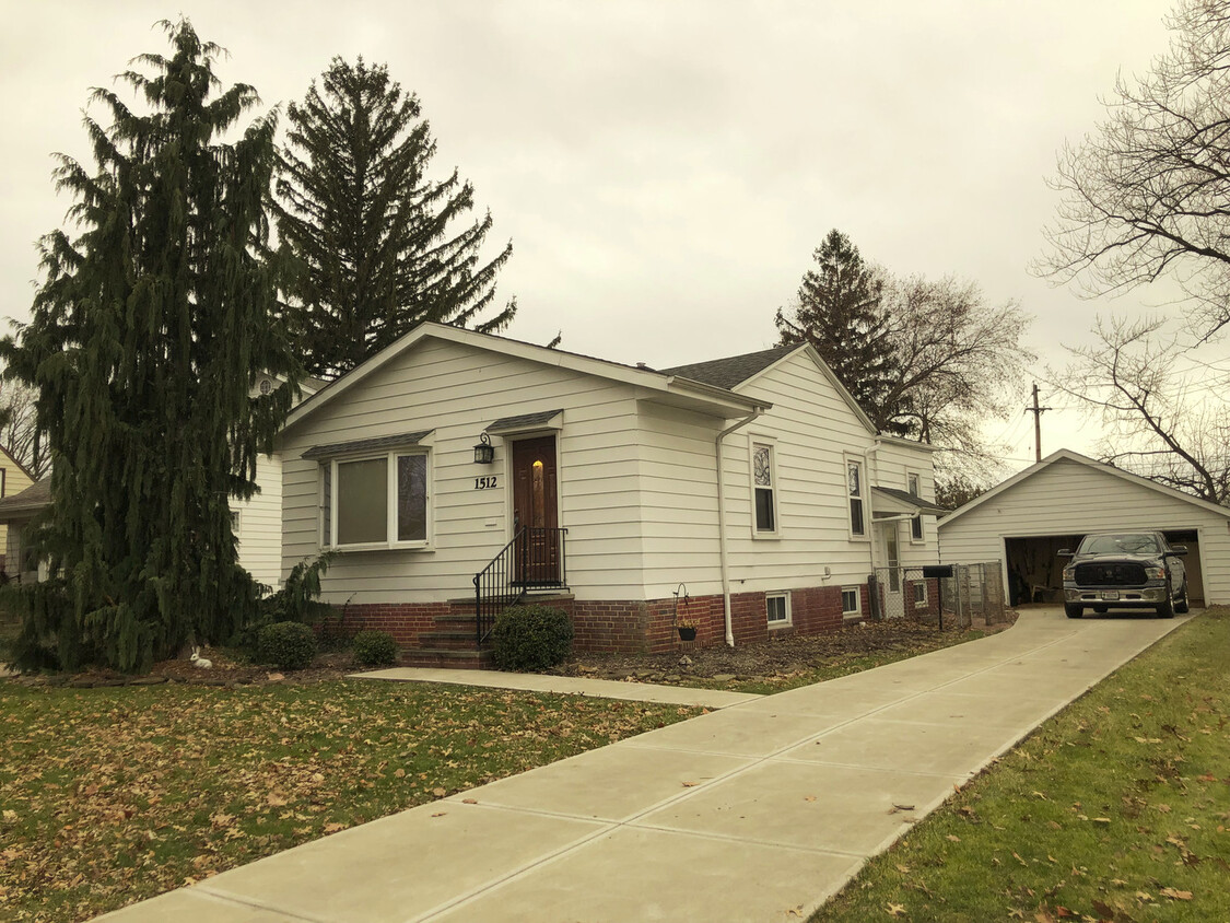 Primary Photo - Spacious 2 bedroom house with fenced yard