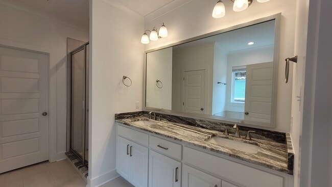 Building Photo - Stunning home in Garden Hill!