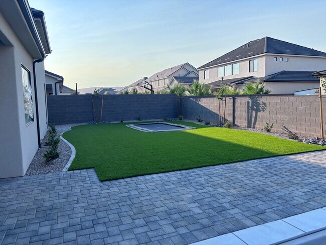 Foto del edificio - Gorgeous New Construction with 6 bed 4 bath plus Swimming Pool and RV Garage