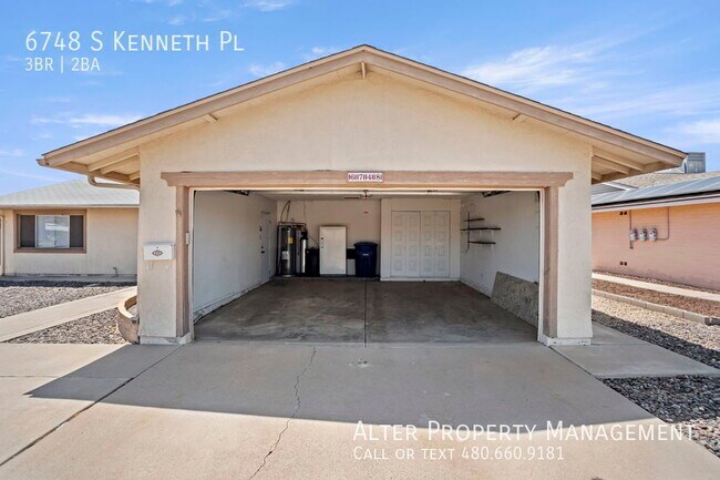 Building Photo - Beautifully renovated three bedroom, two b...