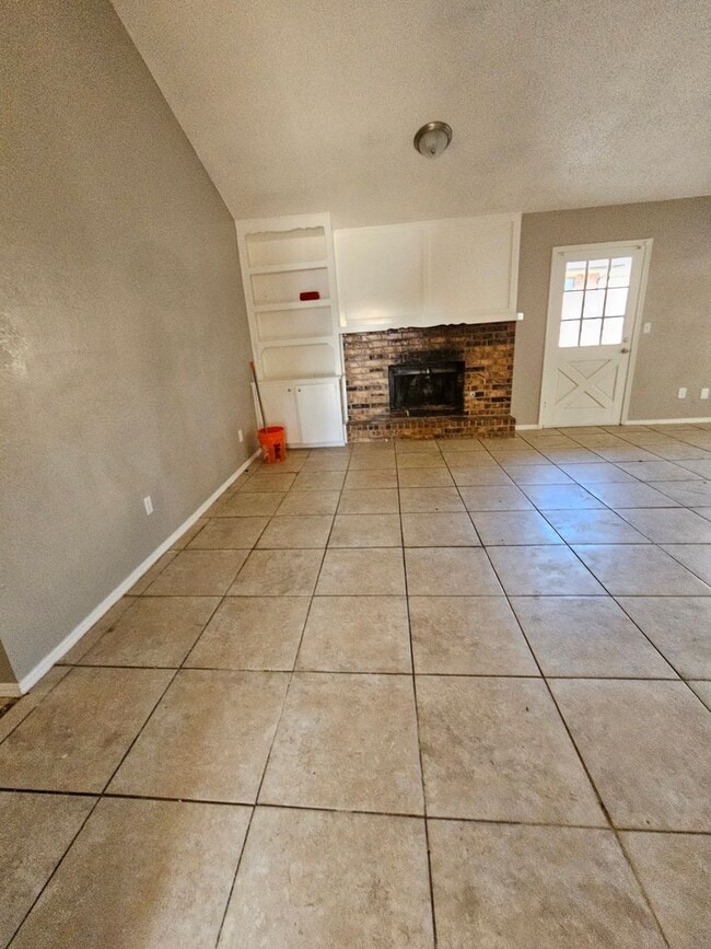 Building Photo - 5 Bedroom House Available