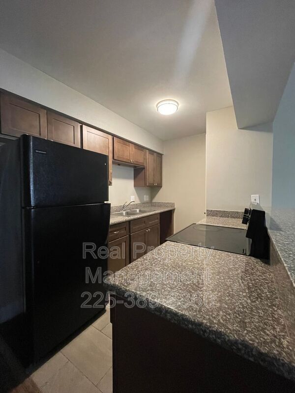 Building Photo - 5500 Dianna Dr