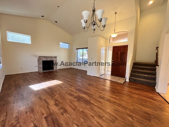 Foto del edificio - Beautiful home with private yard that backs to open space green belt