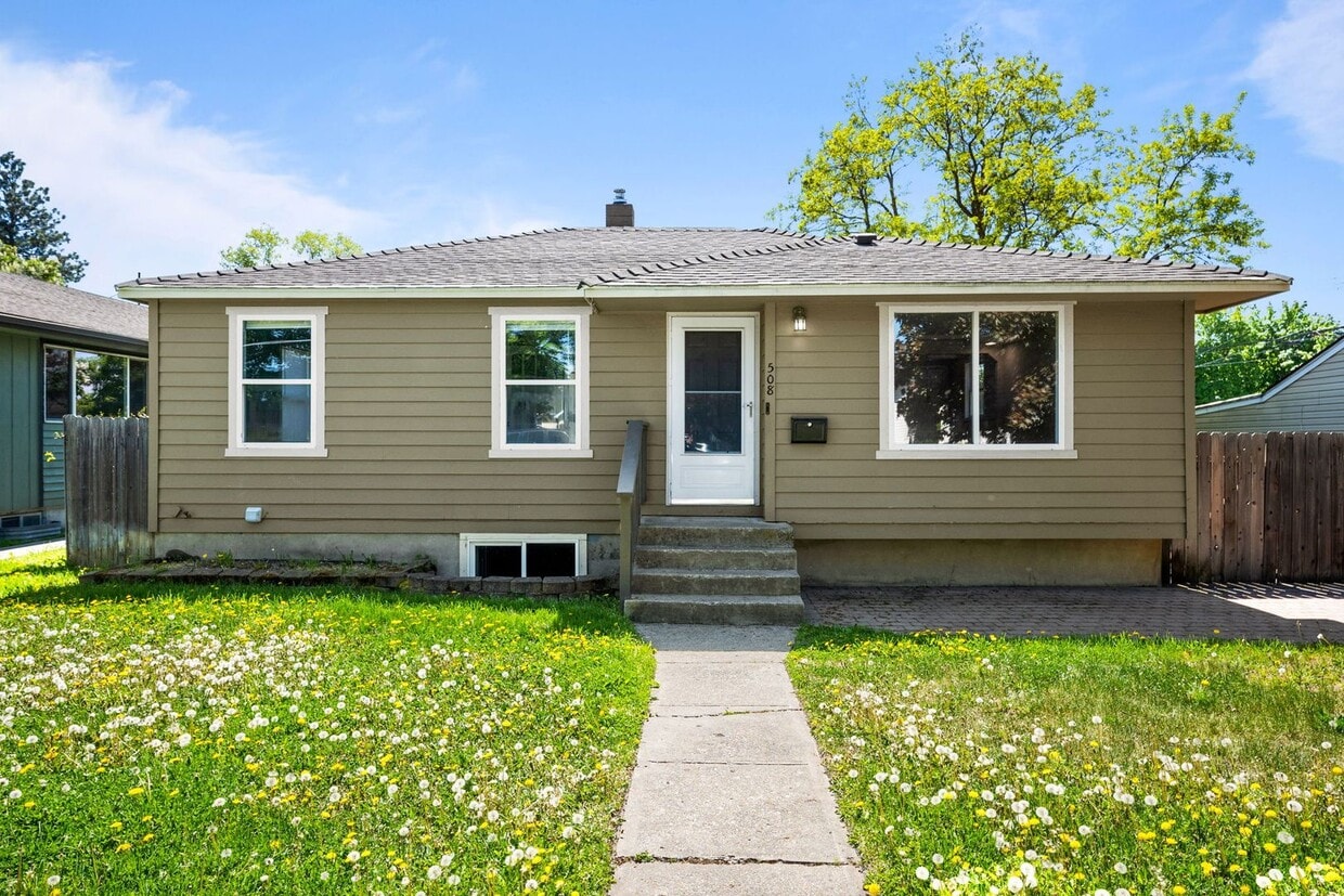 Primary Photo - 5 Bedroom Northeast Spokane Home! - Availa...