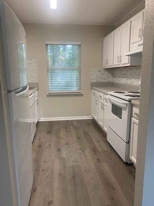 2B/1.5B - Kitchen - Villas Sur La Riviere!