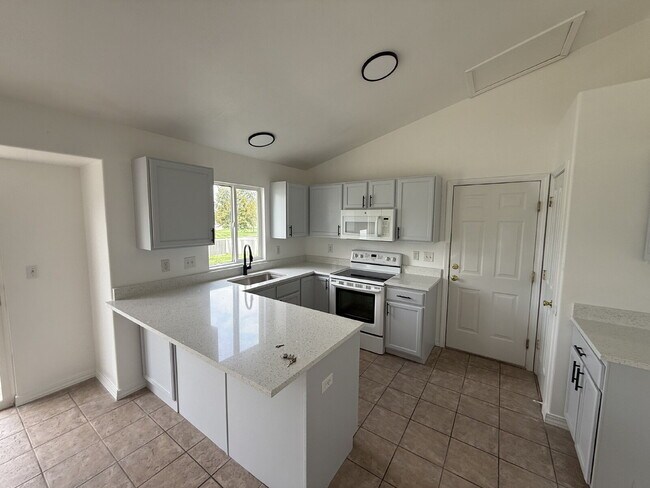 Building Photo - "Charming, newly renovated, 4-Bed, 3-Bath ...