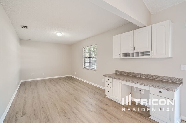 Building Photo - 10206 Deepbrook Dr