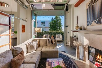 Building Photo - 1152 N La Cienega Blvd