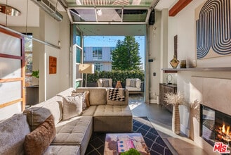 Building Photo - 1152 N La Cienega Blvd