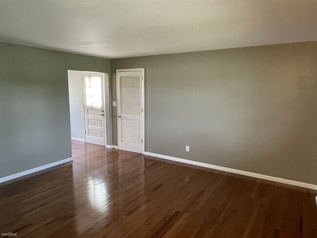 Building Photo - 2 br, 1 bath Townhome - 323 Brewster Road 323