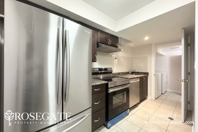 Photo du bâtiment - Spacious 2-Bedroom, 2-Bathroom Basement Un...
