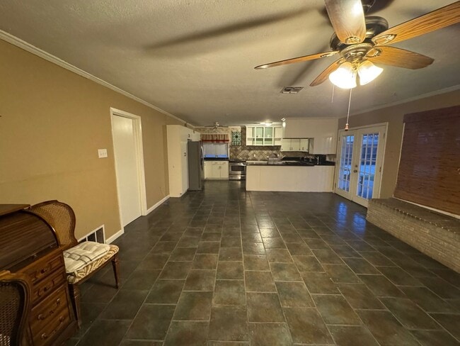 Building Photo - Spacious Speegleville Home