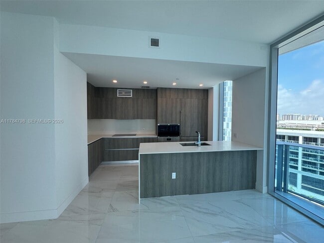 Building Photo - 17550 Collins Ave