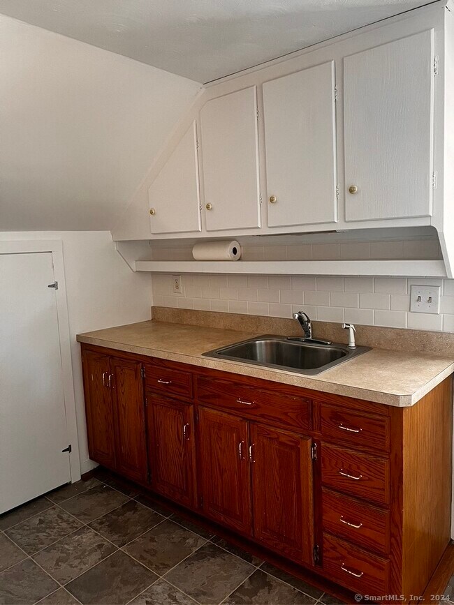 6 Woodland St, Plainville, CT 06062 Room for Rent in Plainville, CT