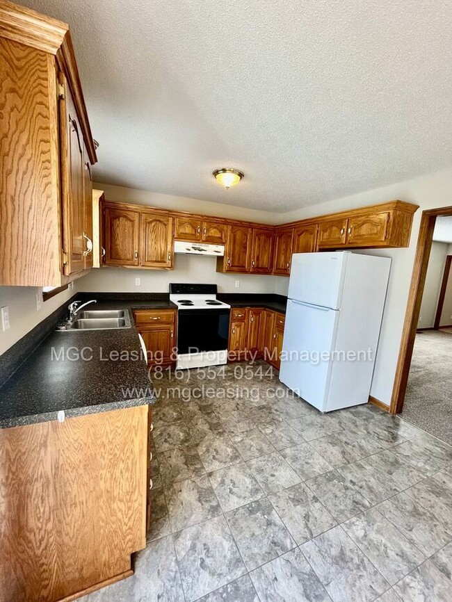 Building Photo - Raymore Townhome with Unfinished Basement ...