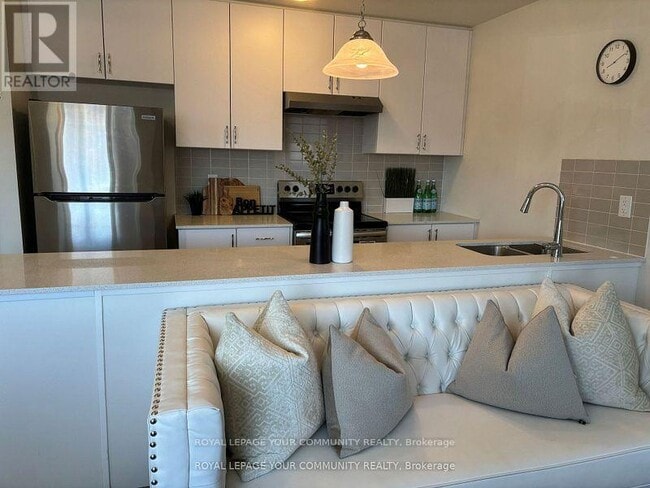 Photo du bâtiment - 370-370 Red Maple Rd