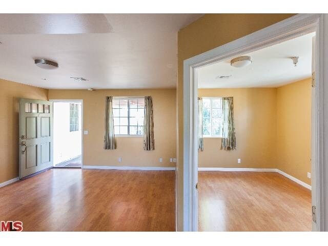 Foto del edificio - 6625 Sylmar Ave