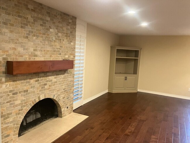 Gas fireplace - 4105 Collwood Ln