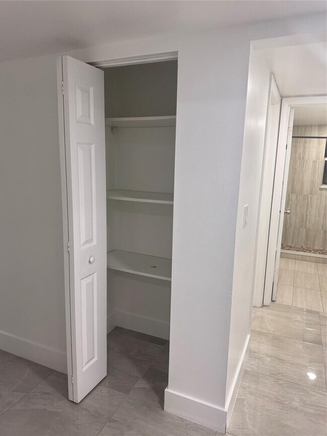 Foto del edificio - 5515 N Lakewood Cir