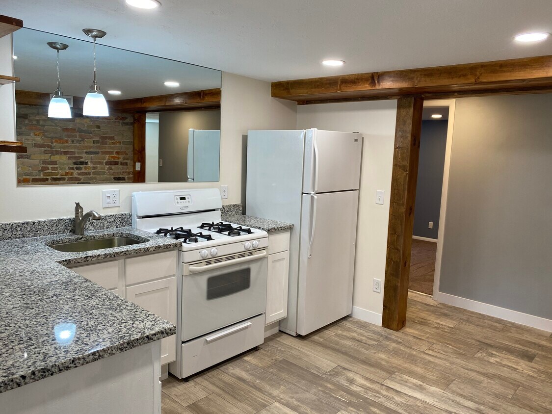 Kitchen - 528 E Elm Ave