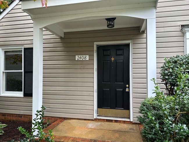 Building Photo - MUST SEE TOWNHOUSE!!!