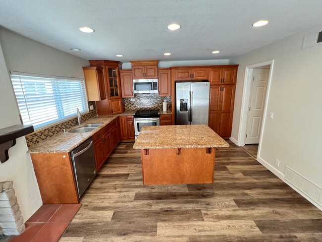 Building Photo - Beautiful 3 Bed 2.5 Bath Anaheim Hills Home