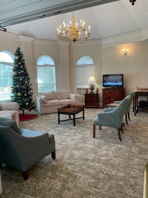 Área común para reuniones y juegos. - Sunabella Senior Living