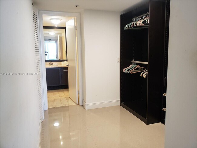Foto del edificio - 1717 N Bayshore Dr