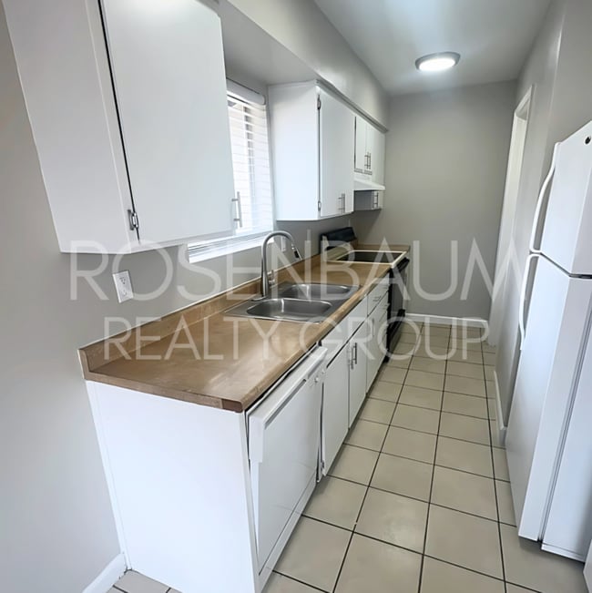 Building Photo - 713 W 1st Ave