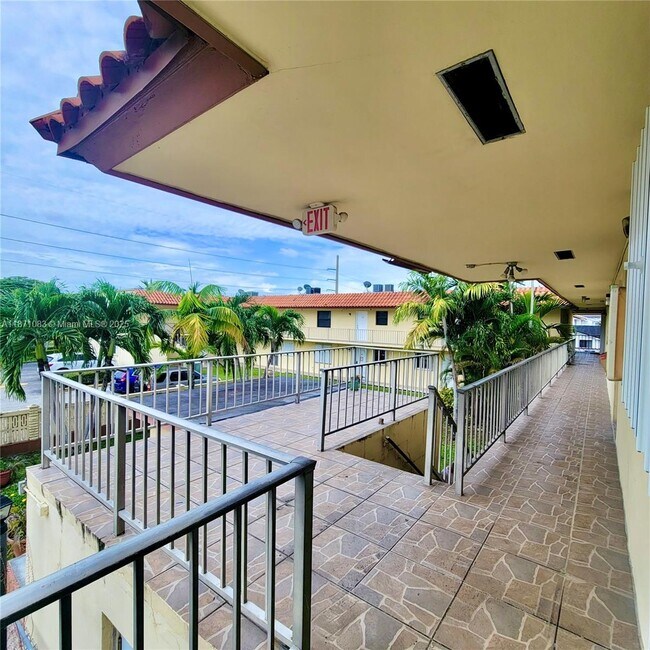 Foto del edificio - 8701 SW 12th St