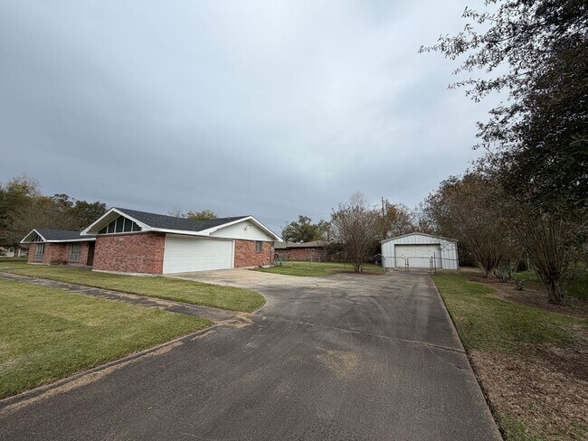 Building Photo - Large 3/3.5 fenced backyard