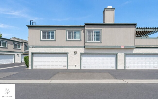 Building Photo - Charming 2-Bed Townhouse with Fireplace in Prime CA Location!