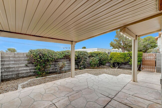 Building Photo - Spacious Townhome w/large yard! Near Summe...