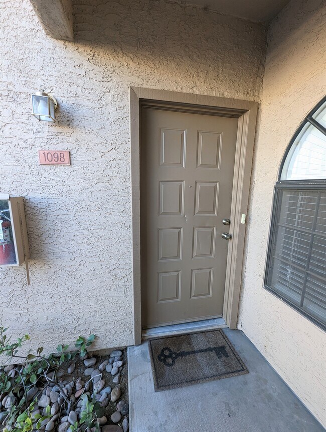 Building Photo - 930 N Mesa Dr