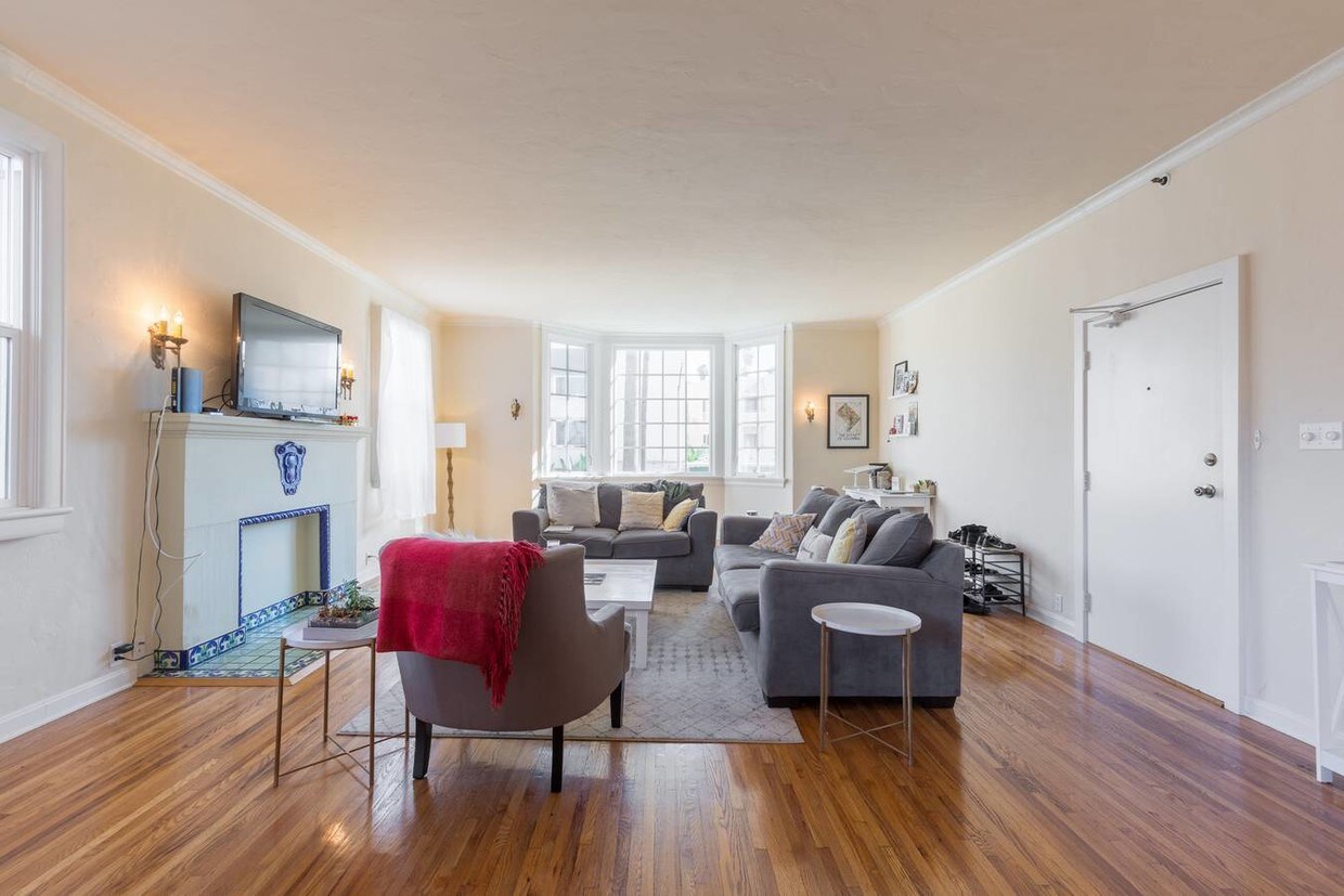 Living Room/Model - 509 Gramercy S Pl