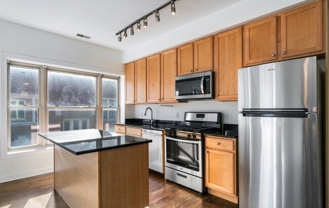 Building Photo - 4640 N Racine Ave
