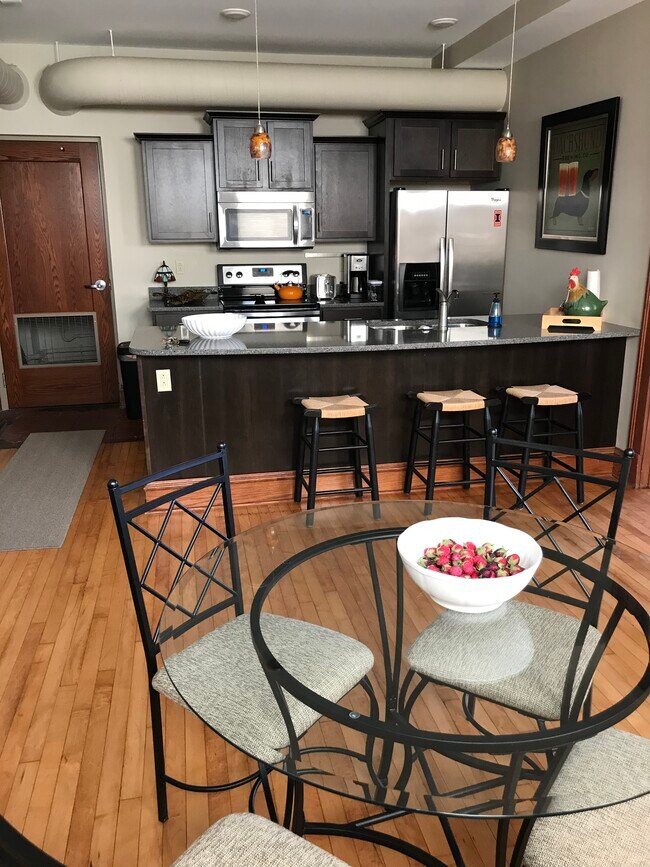 Comedor y barra de desayuno - 41 E University Ave