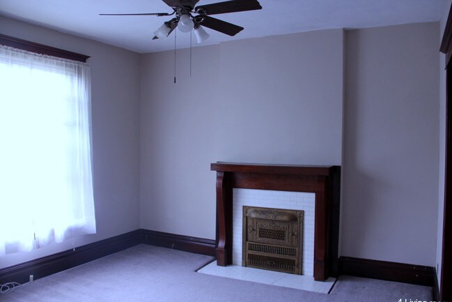 Living room 12x12 - 3016 Victor St