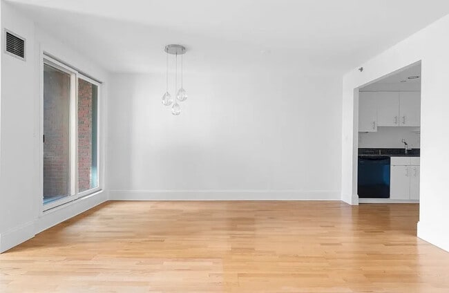 Building Photo - 10 Rogers St