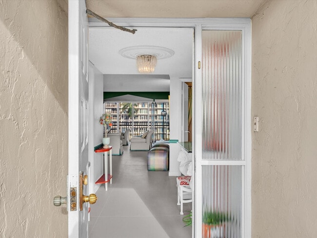 Building Photo - 1537 E Hillsboro Blvd