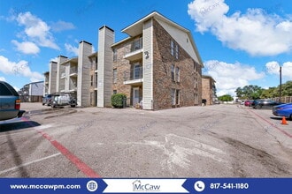 Building Photo - 9520 Royal Ln