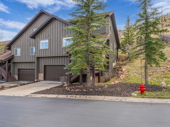 Foto del edificio - End-Unit Townhome in Cove Canyon